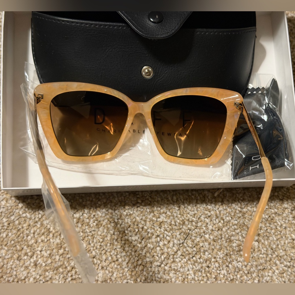 DIFF Eyewear Becky II Sunglasses - Peach - Picture 2 of 3